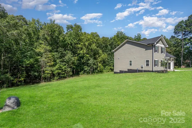 a view of a house with backyard