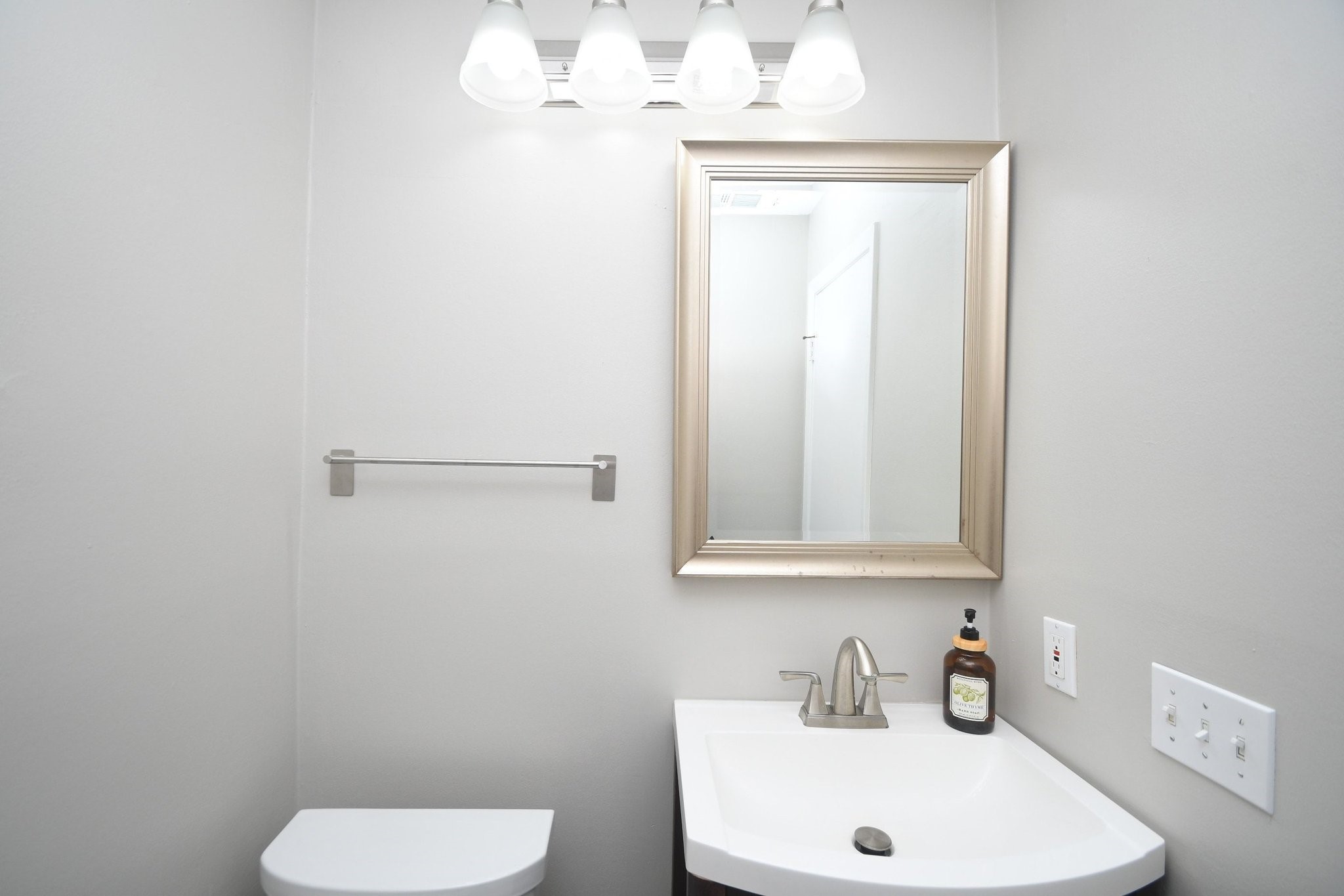 239 Malone Street, Unit B Houston, TX 77007 - Photo 16 of 35 Powder room on the first floor