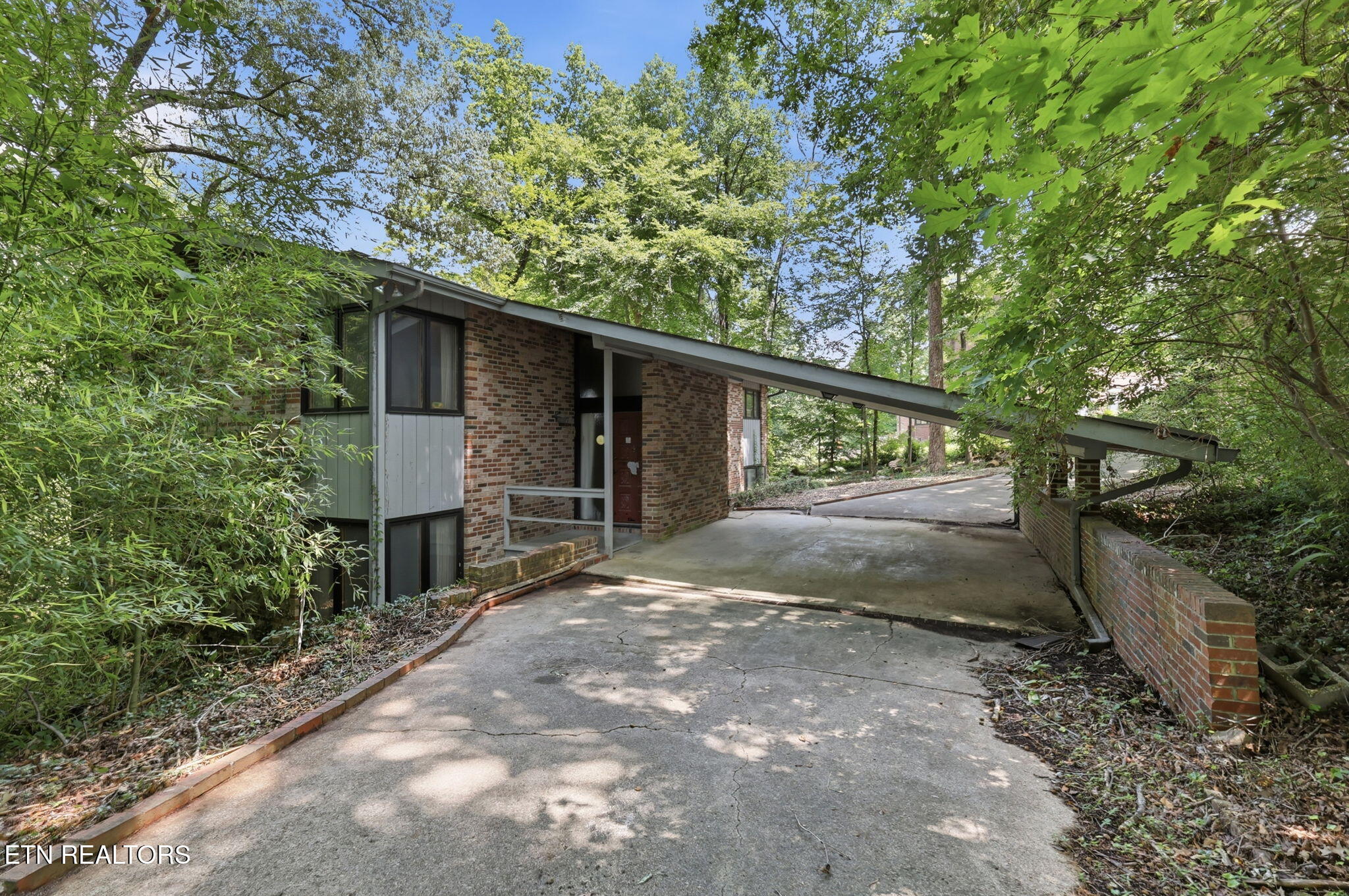 114 Balboa Circle Oak Ridge, TN 37830 - Photo 3 of 52 Attached Carport