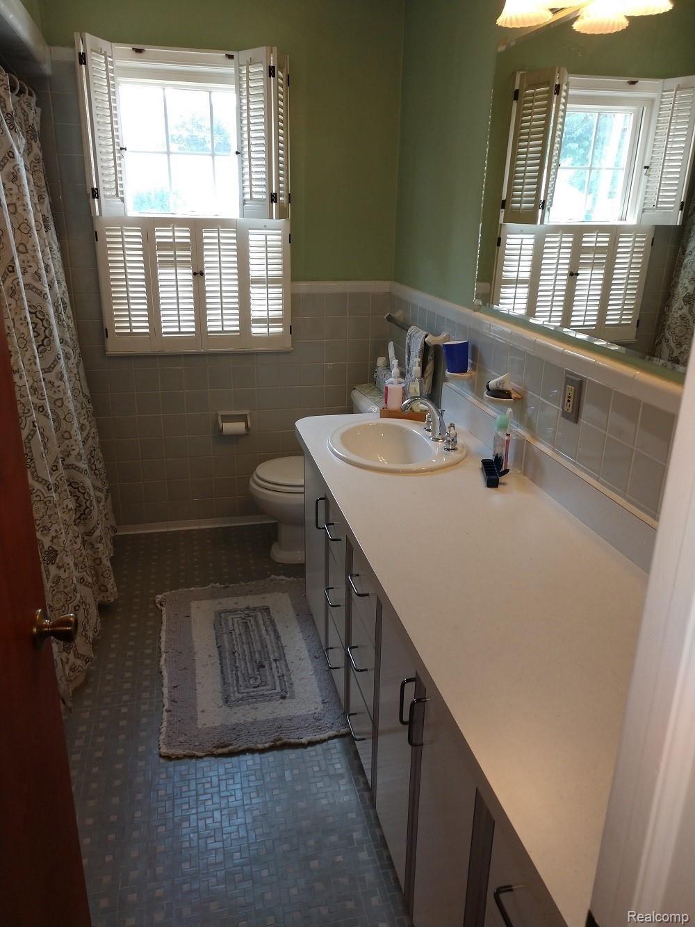 8940 Ruth Avenue Allen Park, MI 48101 - Photo 21 of 33 FIRST FLOOR FULL BATH. NICE BIG COUNTERTOP.