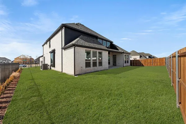 a view of a house with backyard