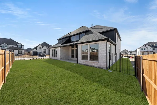 a view of a front of house with a yard