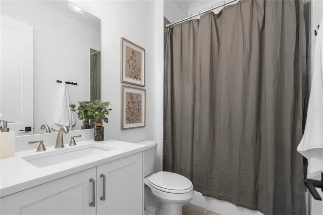 a picture of city view with lake view