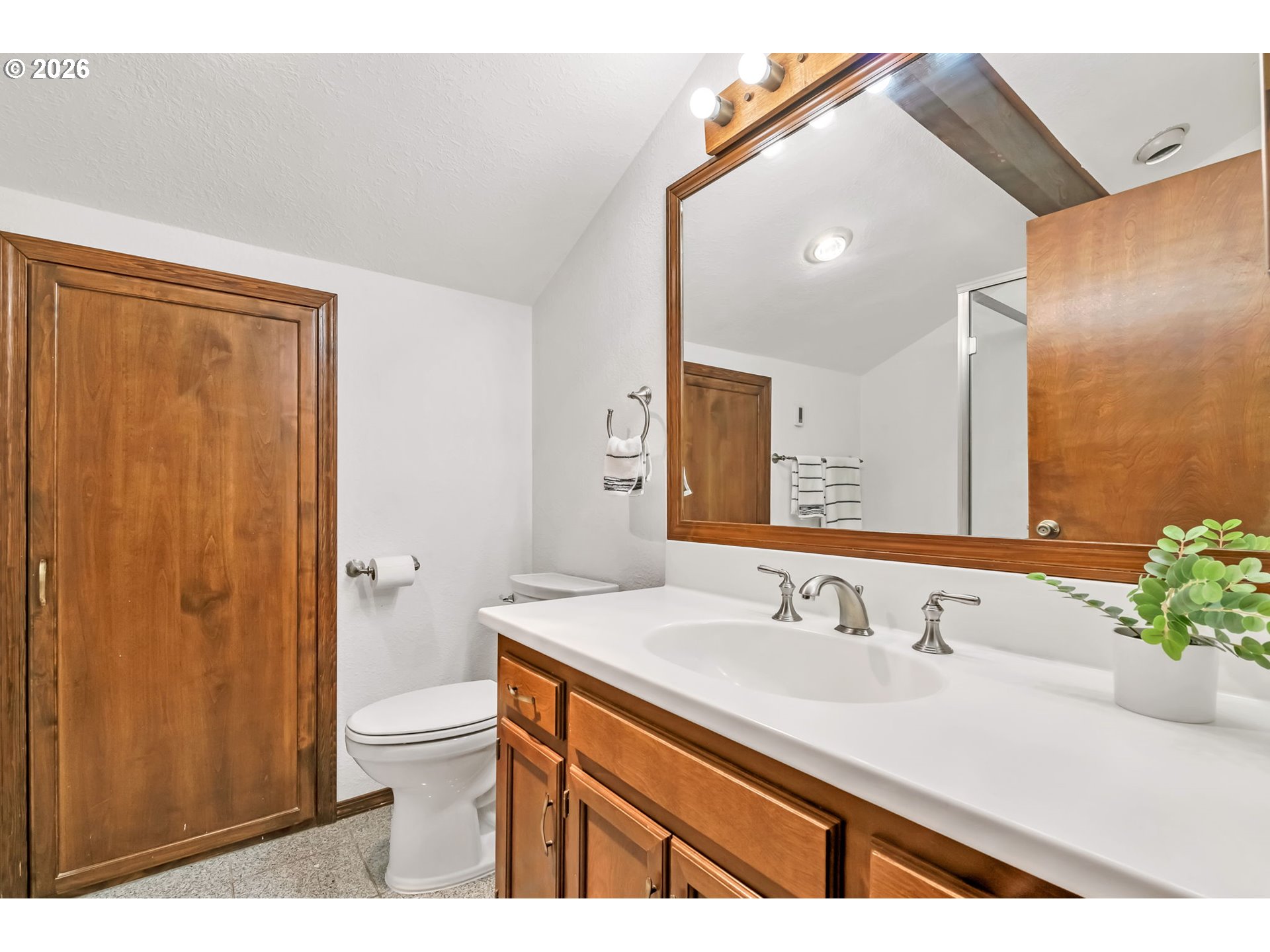 89879 Sheffler Road Elmira, OR 97437 - Photo 22 of 43 Bathroom, Attached