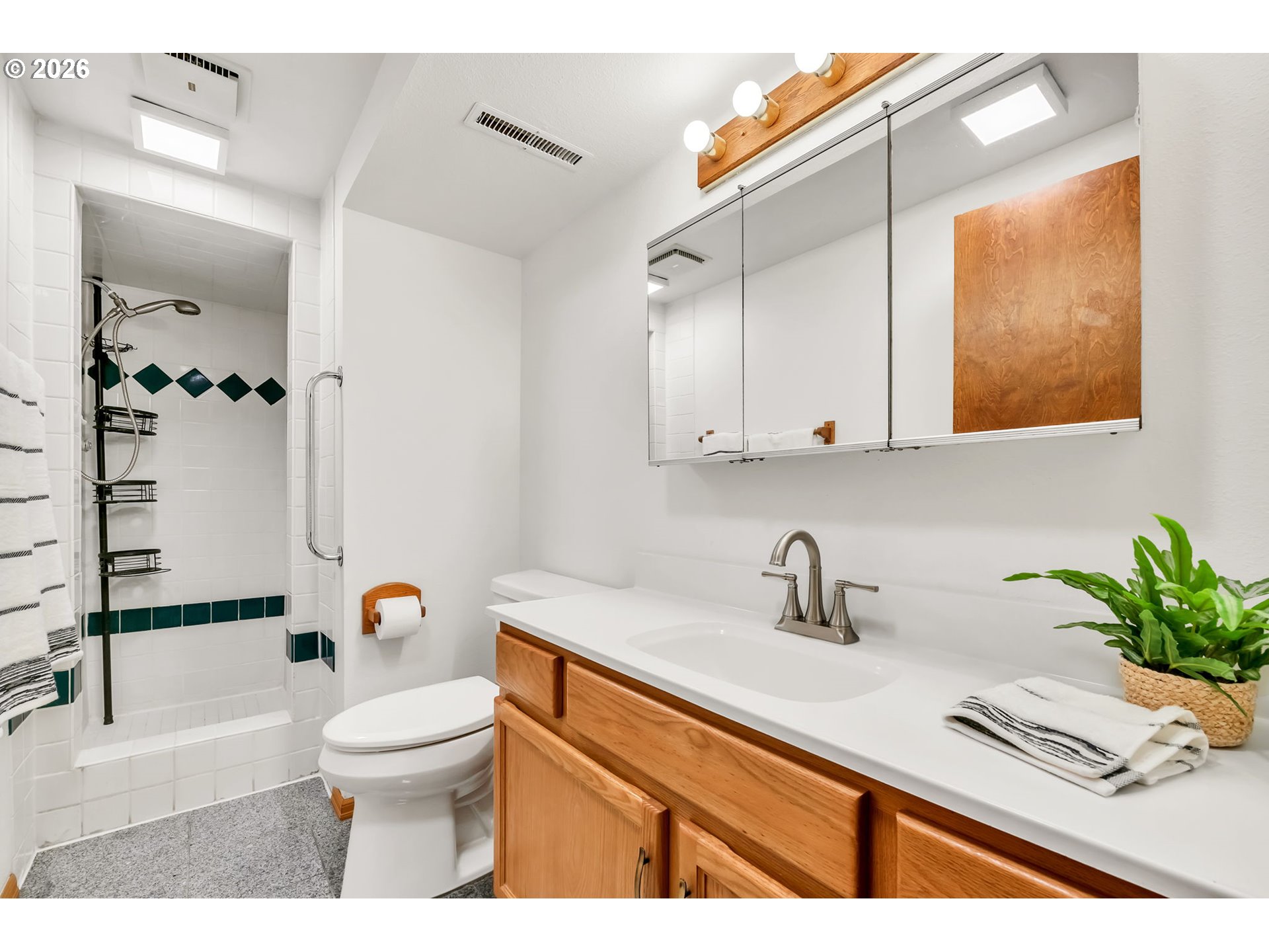 89879 Sheffler Road Elmira, OR 97437 - Photo 29 of 43 Bathroom