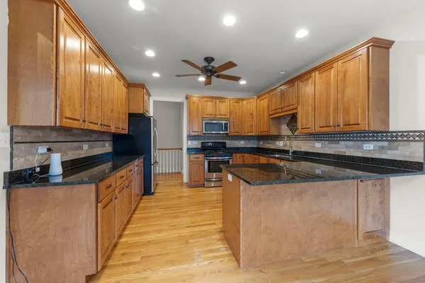 $599,900 | 204 Amherst Circle, Oswego, IL 60543