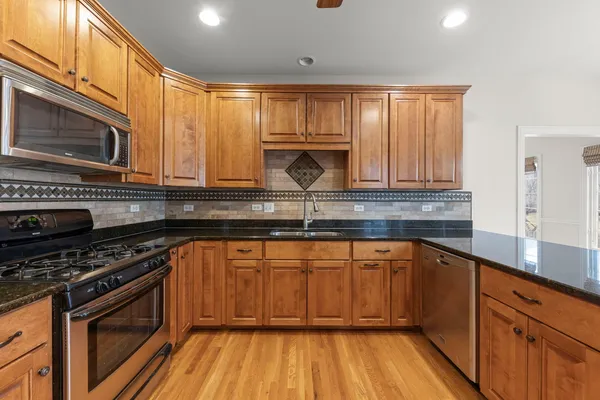 $599,900 | 204 Amherst Circle, Oswego, IL 60543