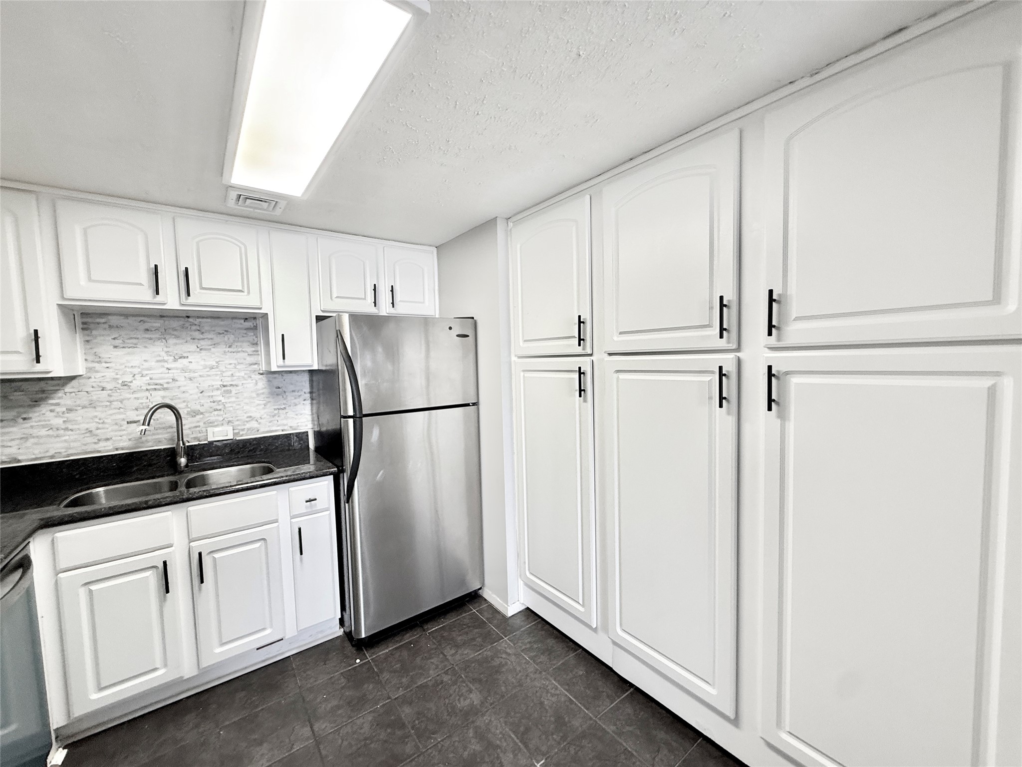 2016 Main Street, Unit 2204 Houston, TX 77002 - Photo 3 of 24 Plenty of pantry room