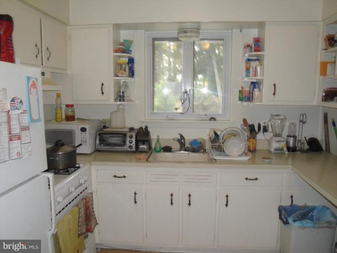 7709 Jervis Street Springfield, VA 22151 - Photo 4 of 6 Kitchen