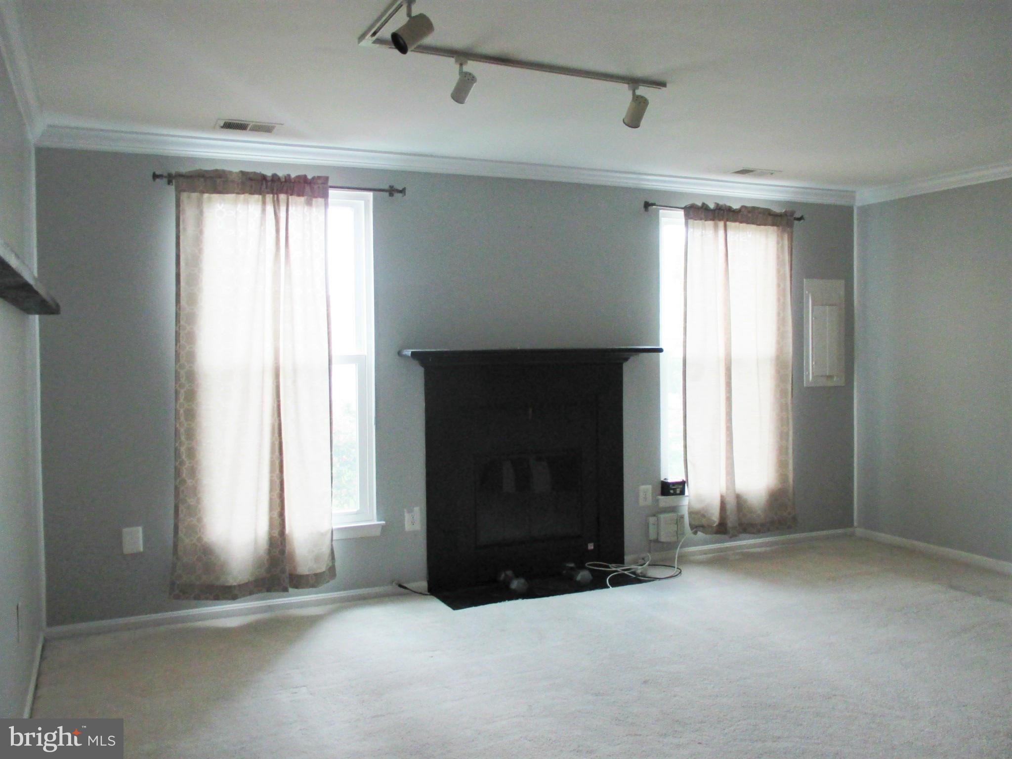 7940 Brighton Way Manassas, VA 20109 - Photo 6 of 27 Living Room
