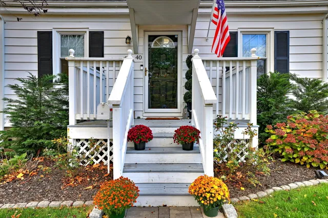 a view of entryway of the house