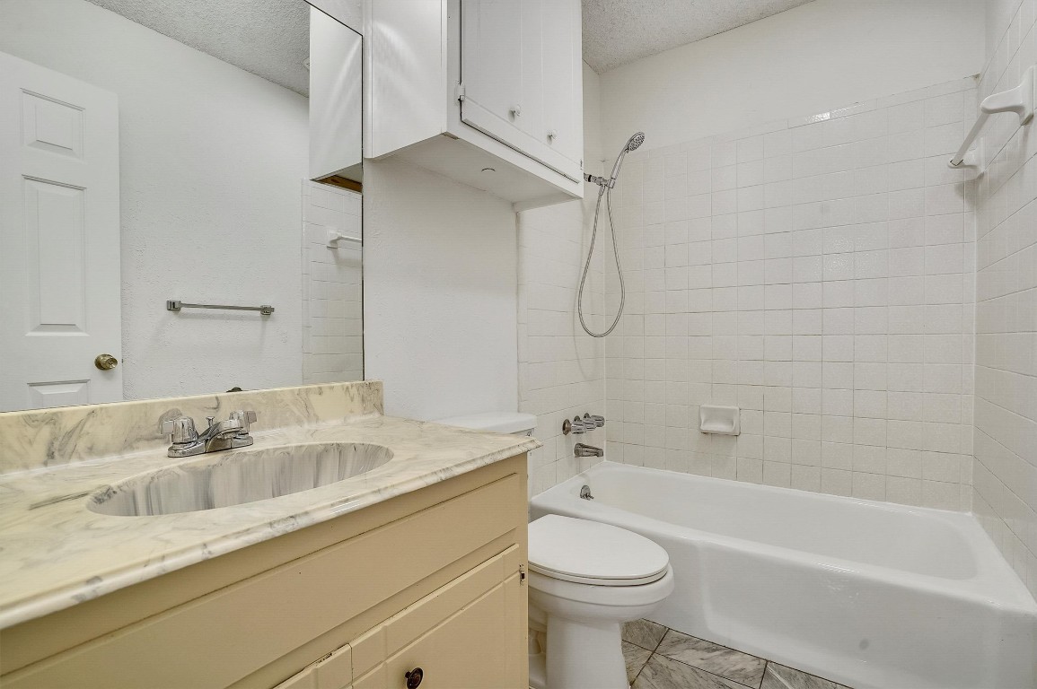 3201 Twinberry Cove, Unit B Austin, TX 78746 - Photo 12 of 19 a bathroom with a sink a toilet and a bathtub