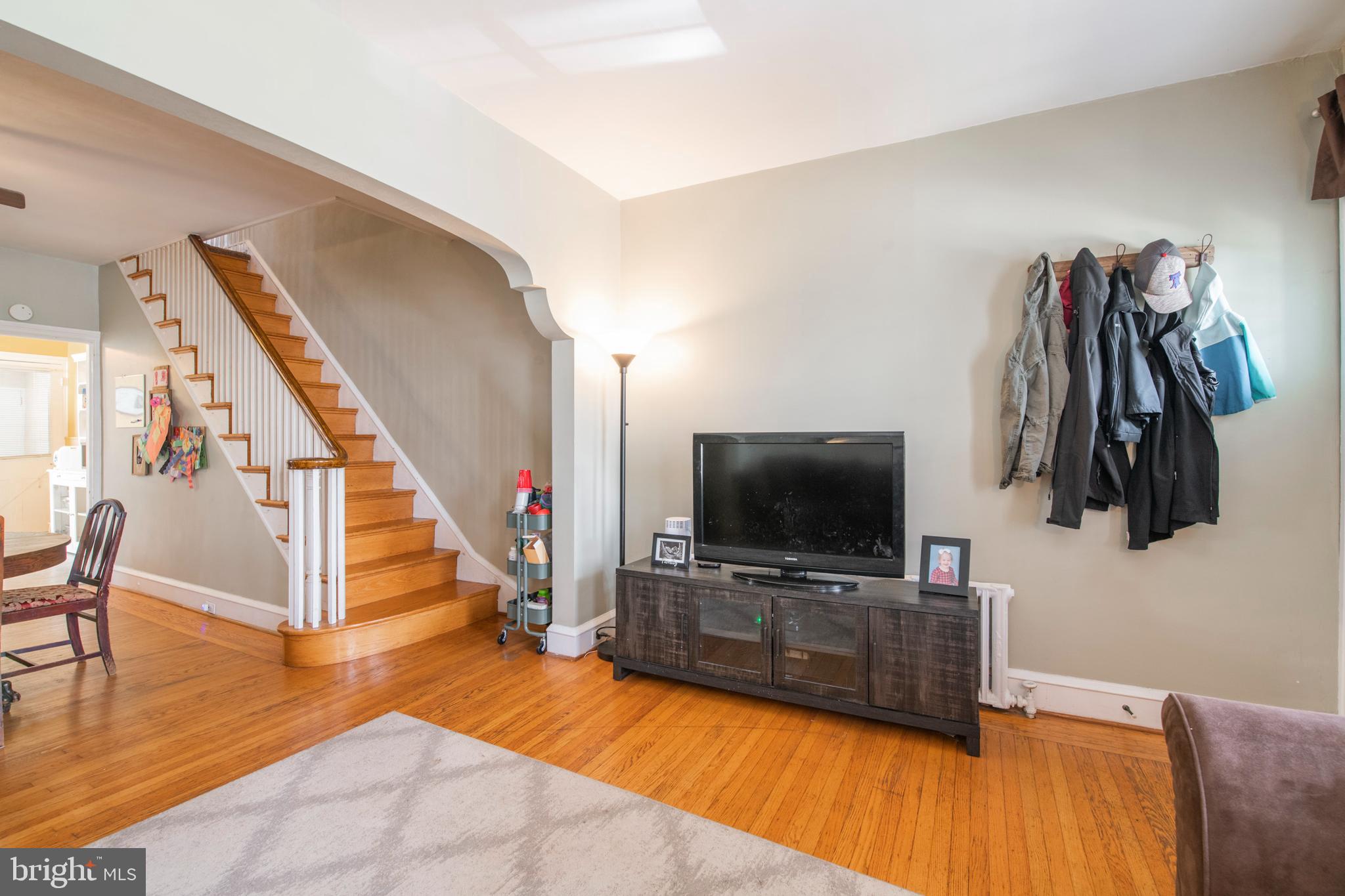 407 Ripka Street Philadelphia, PA 19128 - Photo 4 of 20 Living Room