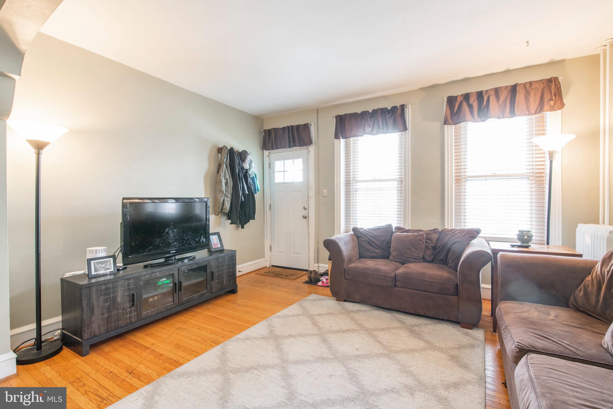 407 Ripka Street Philadelphia, PA 19128 - Photo 5 of 20 Living Room