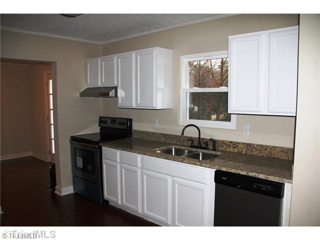 1634 Southwest School Road Clemmons, NC 27012 - Photo 6 of 15 Kitchen.