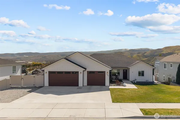 $1,249,000 | 885 Autumn Crest Drive, Wenatchee, WA 98801