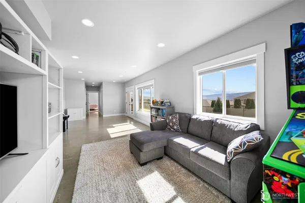 $1,249,000 | 885 Autumn Crest Drive, Wenatchee, WA 98801