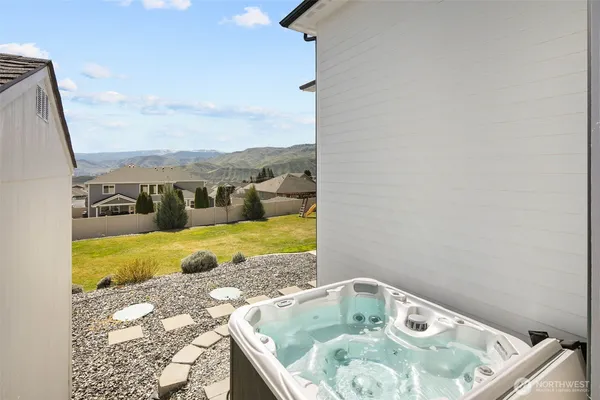 $1,249,000 | 885 Autumn Crest Drive, Wenatchee, WA 98801