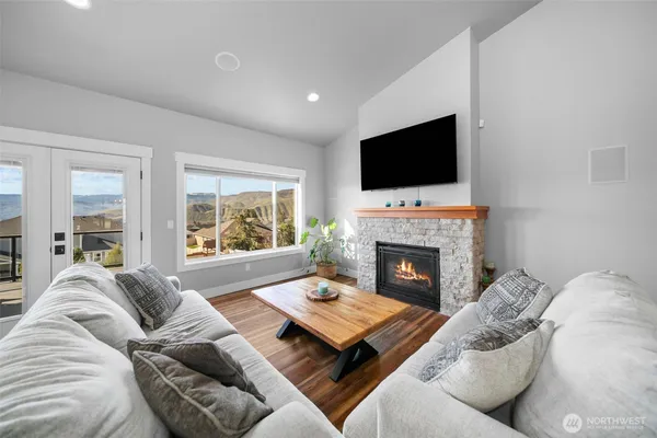 $1,249,000 | 885 Autumn Crest Drive, Wenatchee, WA 98801