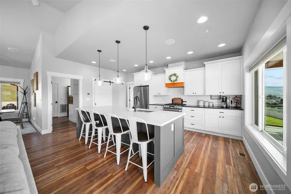 $1,249,000 | 885 Autumn Crest Drive, Wenatchee, WA 98801