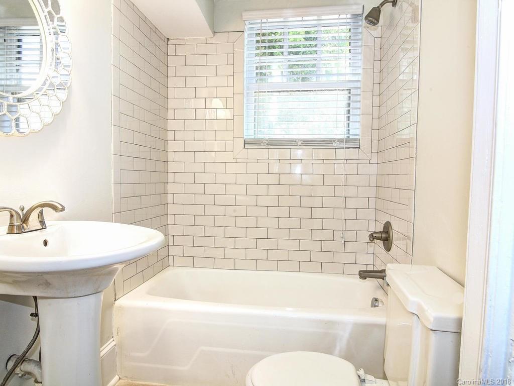 226 Providence Road Charlotte, NC 28207 - Photo 10 of 13 a bathroom with a sink a bathtub and a toilet