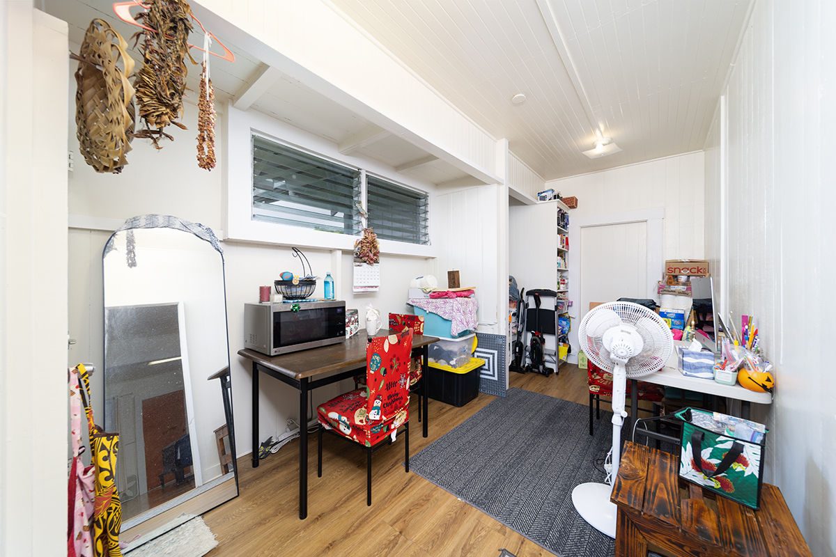 615 Kekuanaoa Street Hilo, HI 96720 - Photo 18 of 29 a storage room with furniture
