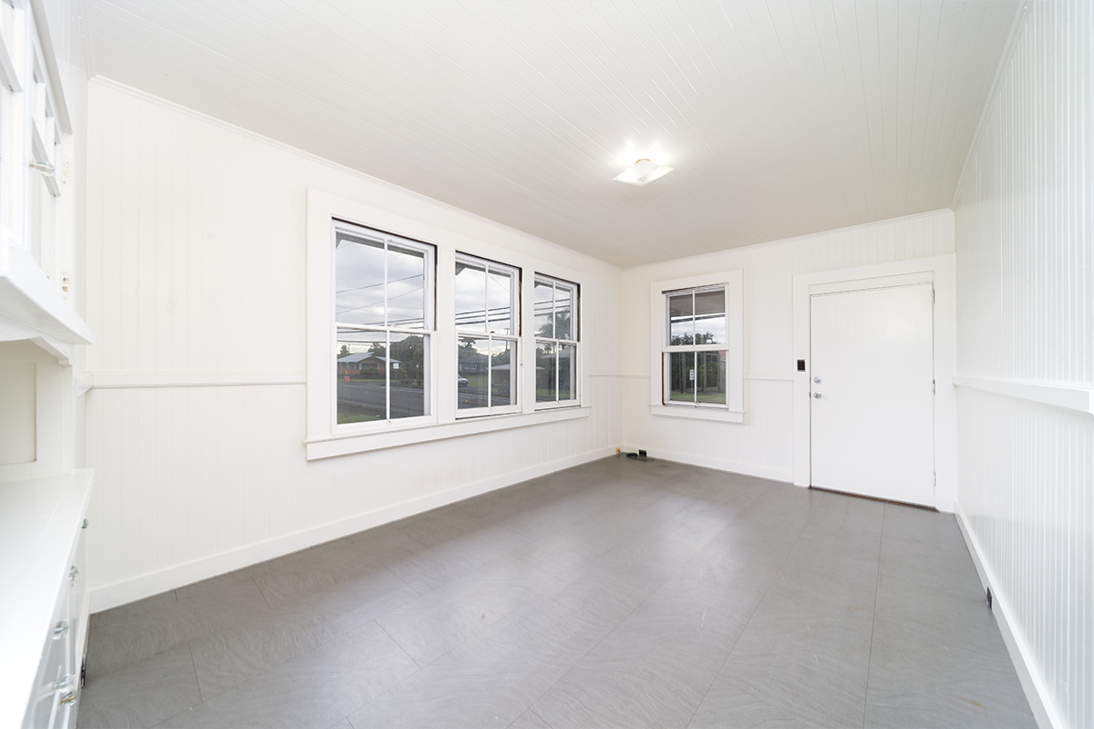 615 Kekuanaoa Street Hilo, HI 96720 - Photo 21 of 29 an empty room with a window