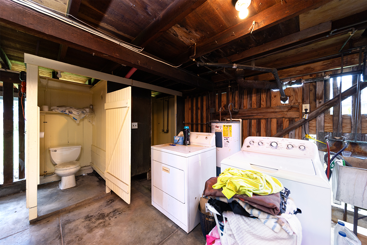 615 Kekuanaoa Street Hilo, HI 96720 - Photo 29 of 29 a utility room with dryer and washer