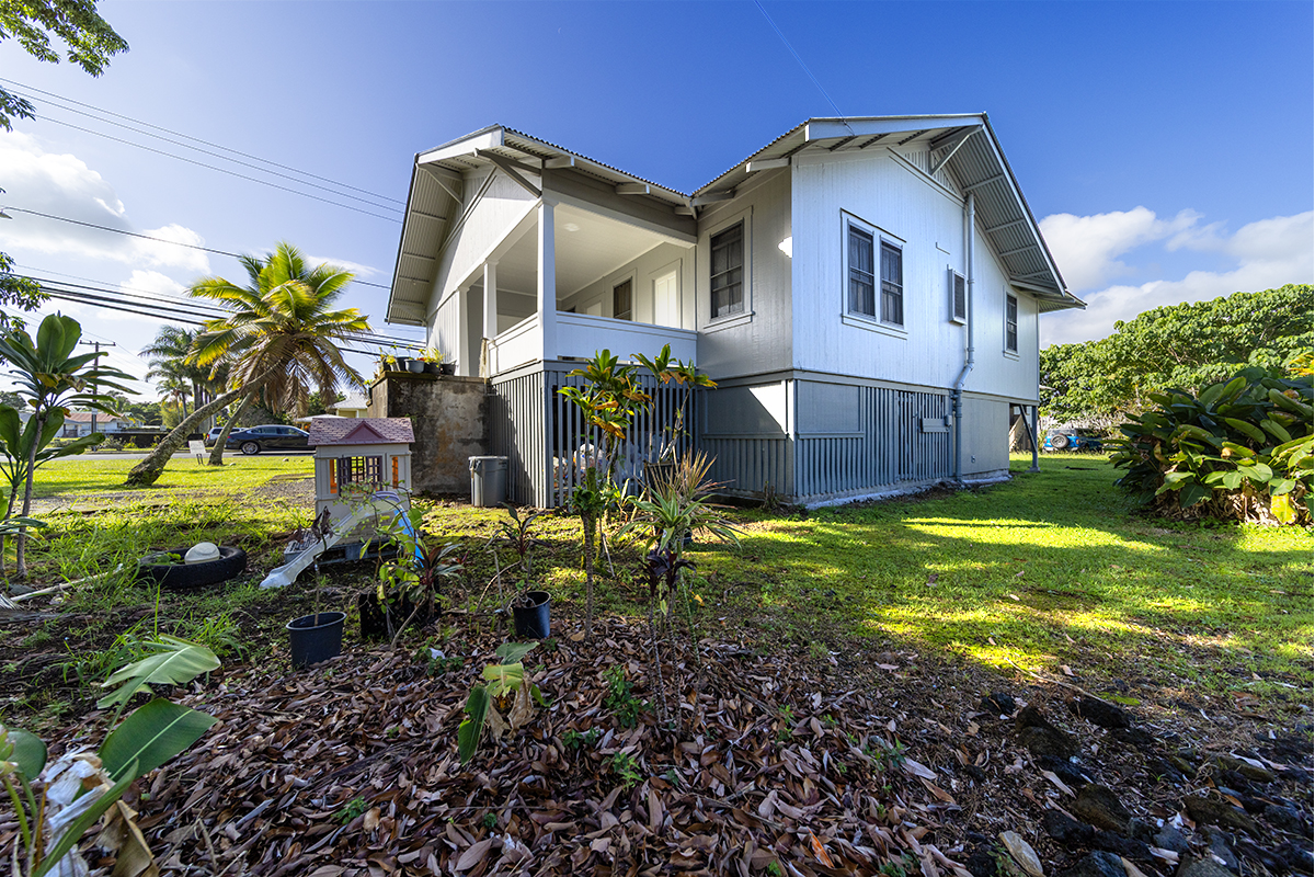 615 Kekuanaoa Street Hilo, HI 96720 - Photo 5 of 29 a front view of a house with garden