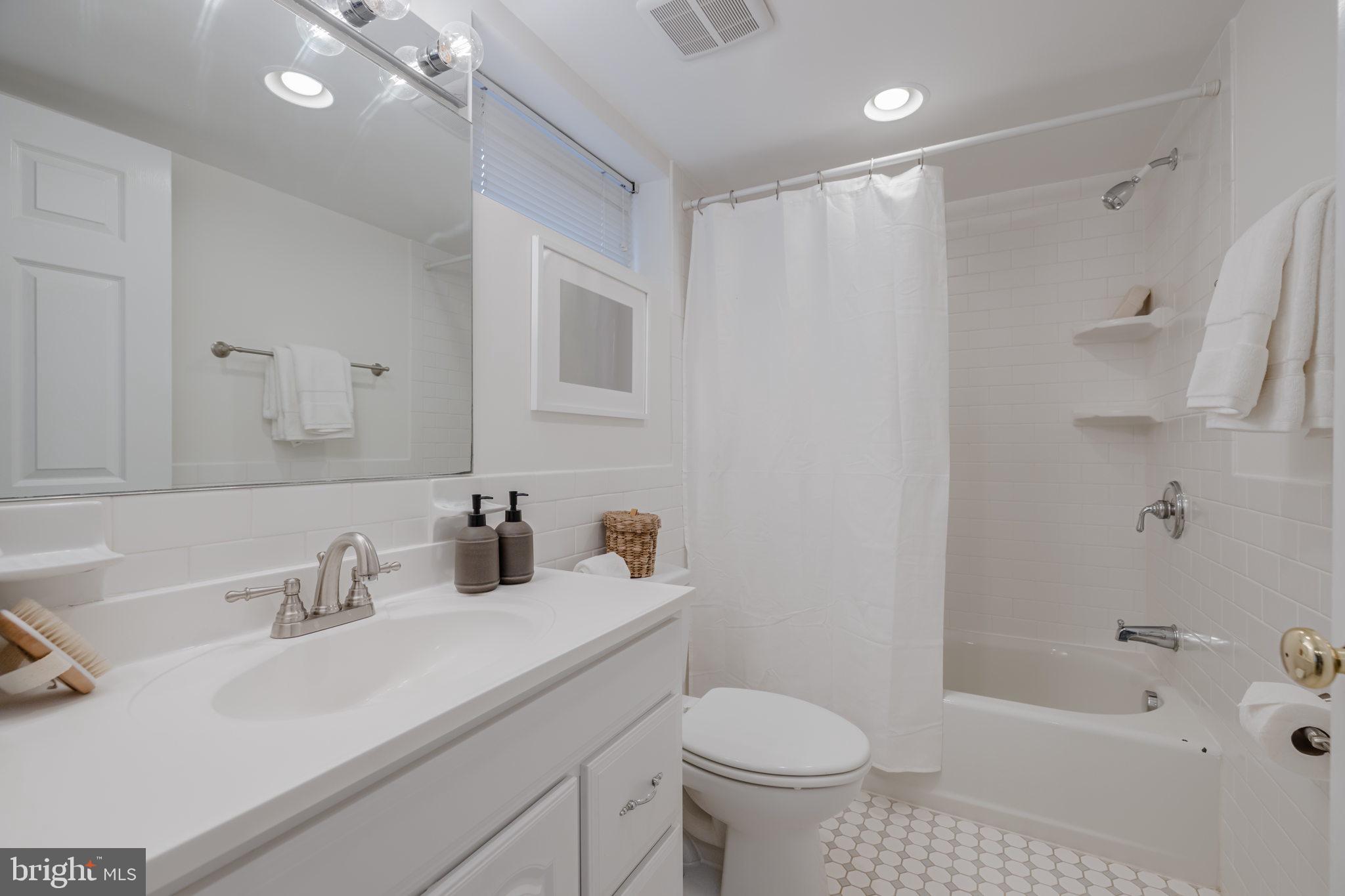 208 East Glebe Road, Unit A Alexandria, VA 22305 - Photo 11 of 16 Full Bath Two