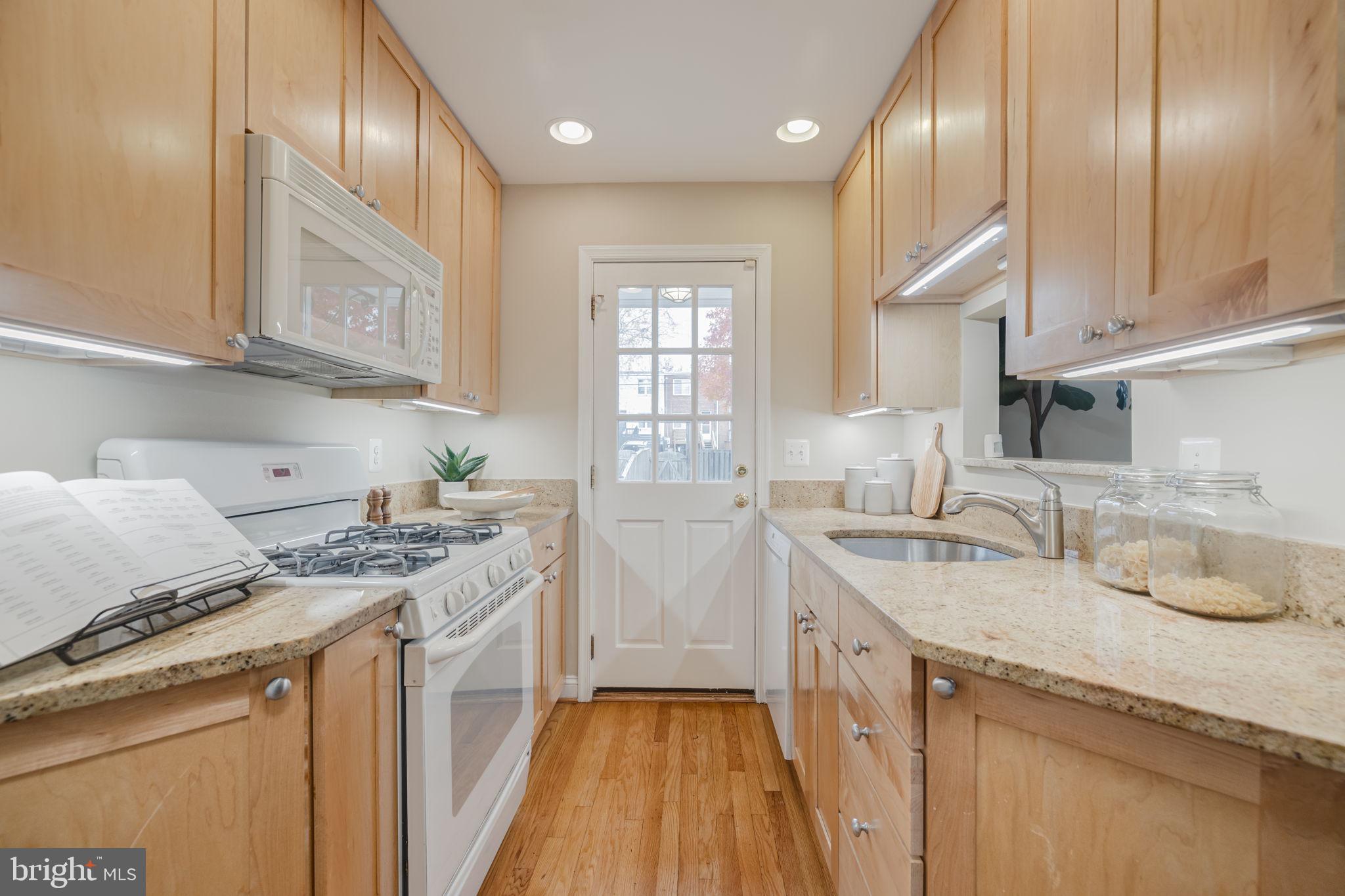 208 East Glebe Road, Unit A Alexandria, VA 22305 - Photo 4 of 16 Kitchen