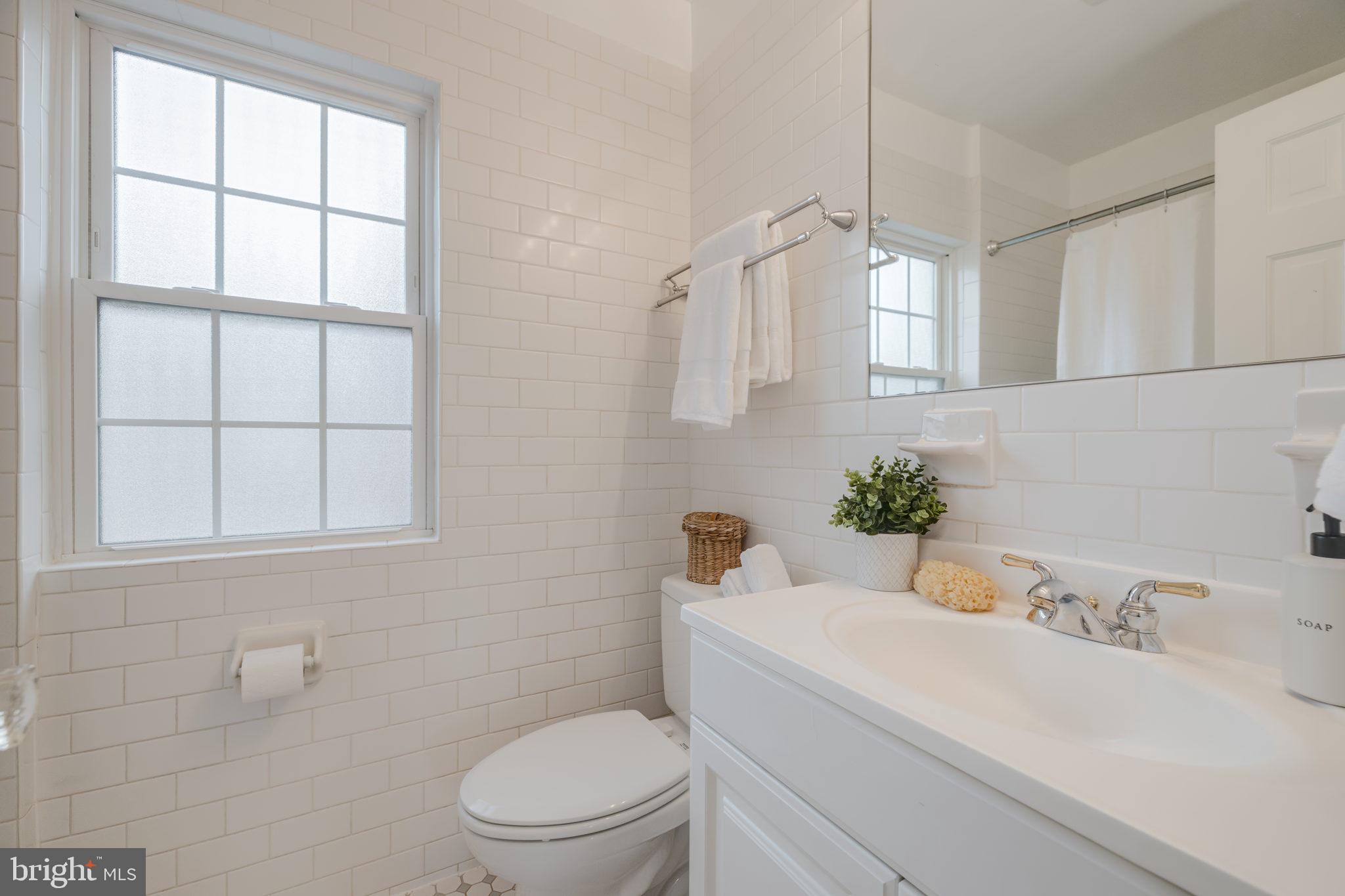 208 East Glebe Road, Unit A Alexandria, VA 22305 - Photo 8 of 16 Full Bath One