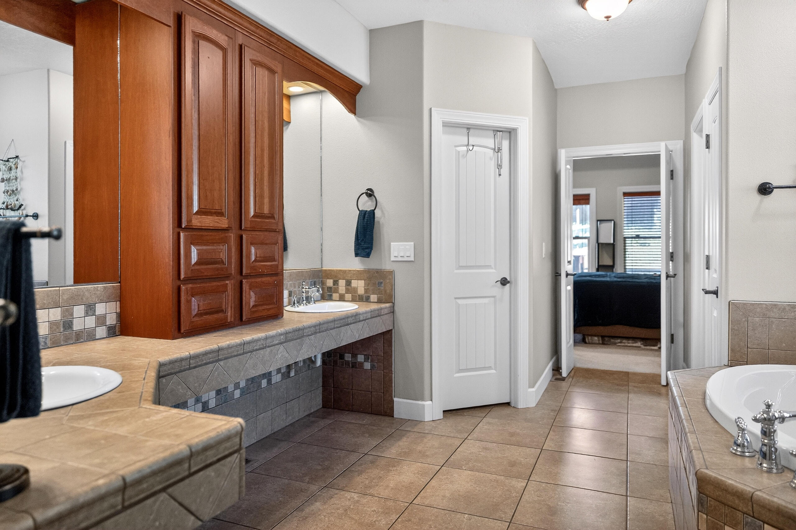 10421 Kestrel Road Klamath Falls, OR 97601 - Photo 27 of 56 a spacious bathroom with a mirror and a sink