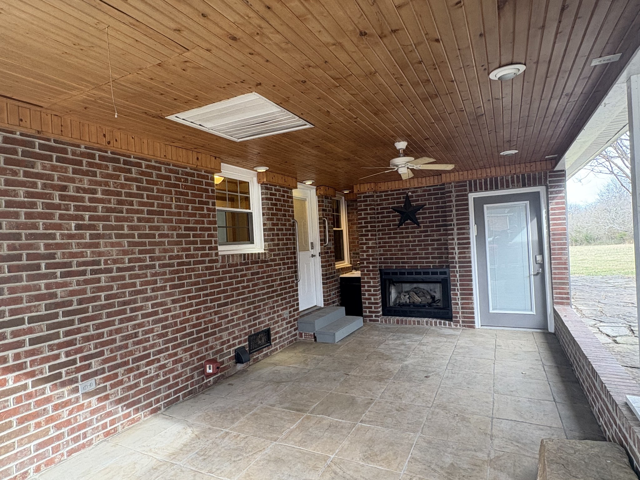 703 12 Oaks Road Tullahoma, TN 37388 - Photo 38 of 46 a view of a livingroom with a fireplace