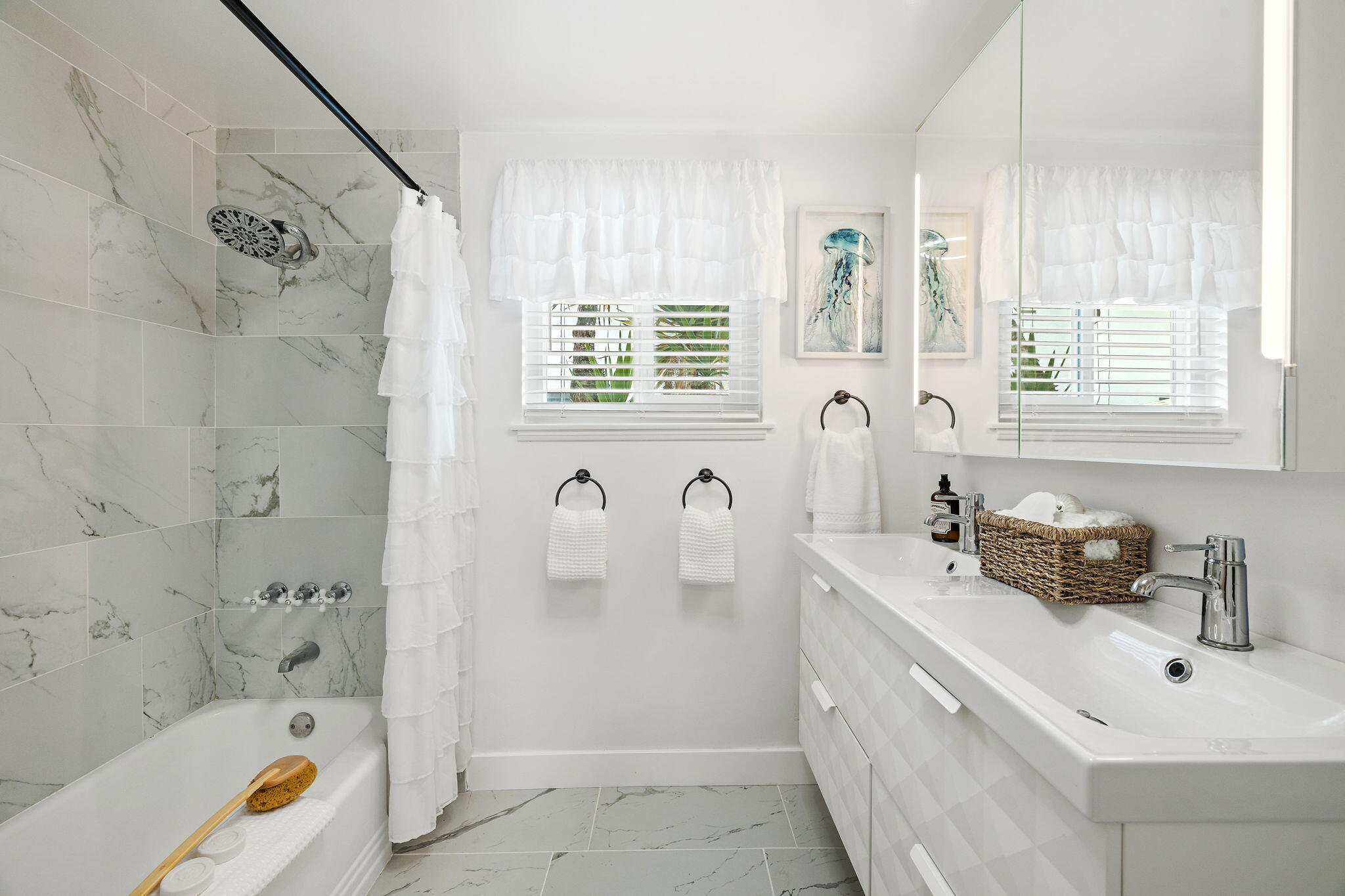 5853 Flambeau Road Rancho Palos Verdes, CA 90275 - Photo 20 of 32 a bathroom with a sink and a bathtub