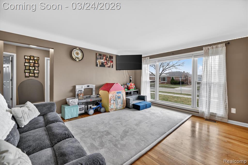 18053 Airport Road Fraser, MI 48026 - Photo 5 of 26