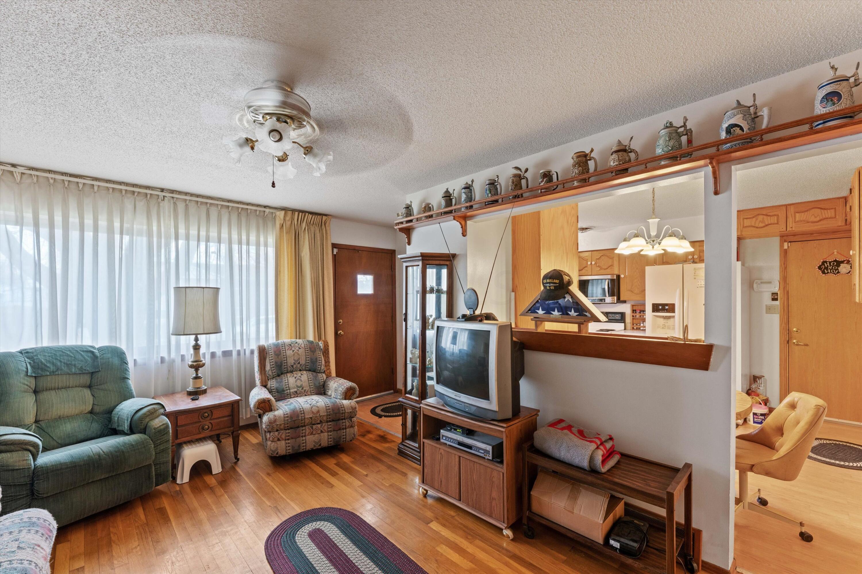 2599 Denmark Road Columbus, OH 43232 - Photo 5 of 42 Living Room