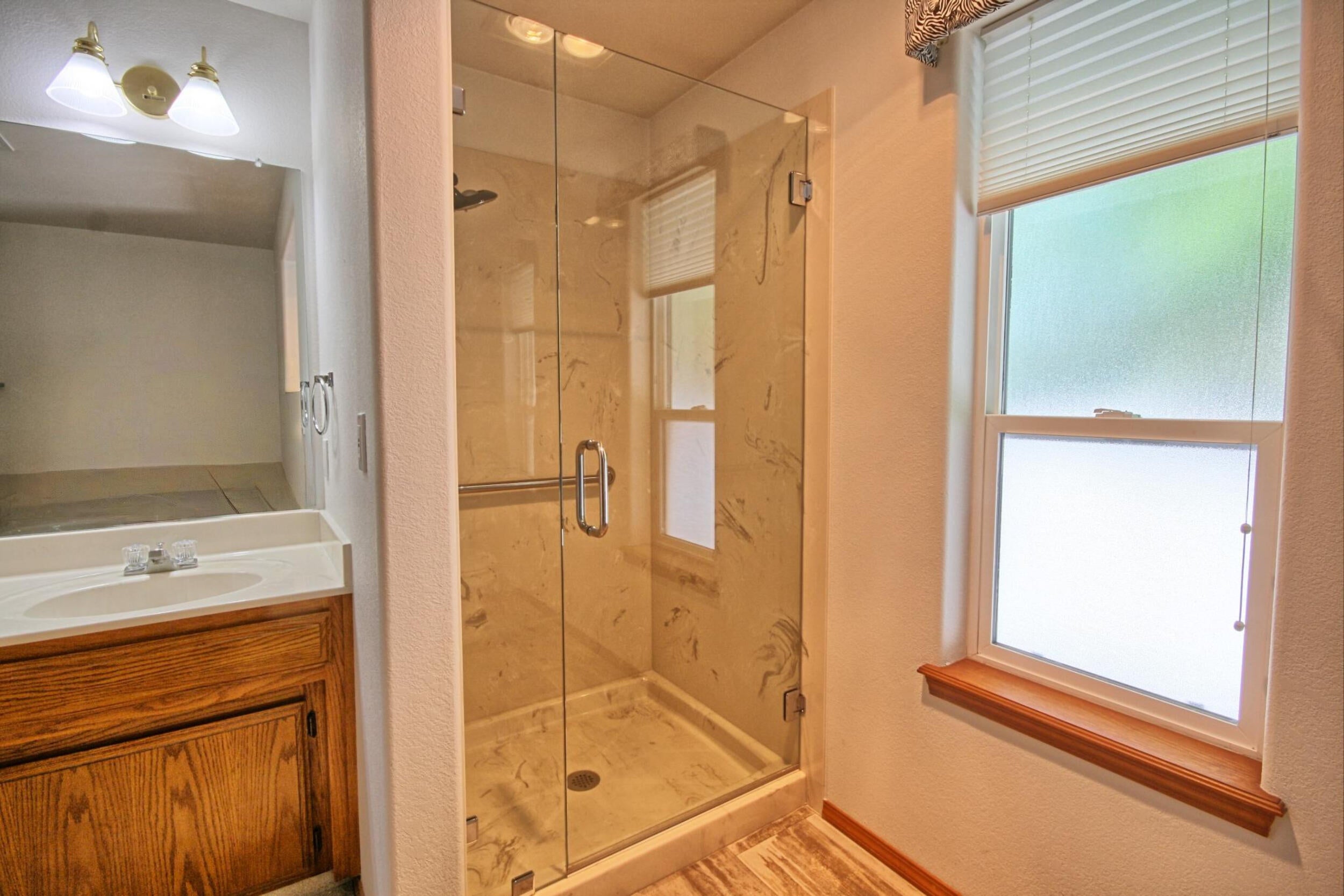 841 Brandon Street Central Point, OR 97502 - Photo 20 of 41 master shower