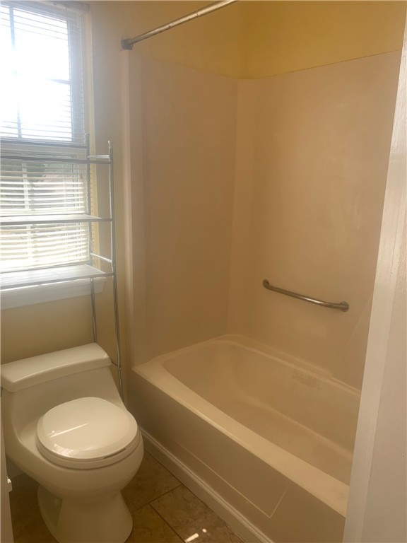 2829 South Sea Drive Corpus Christi, TX 78418 - Photo 6 of 10 a bathroom with a toilet and a bath tub