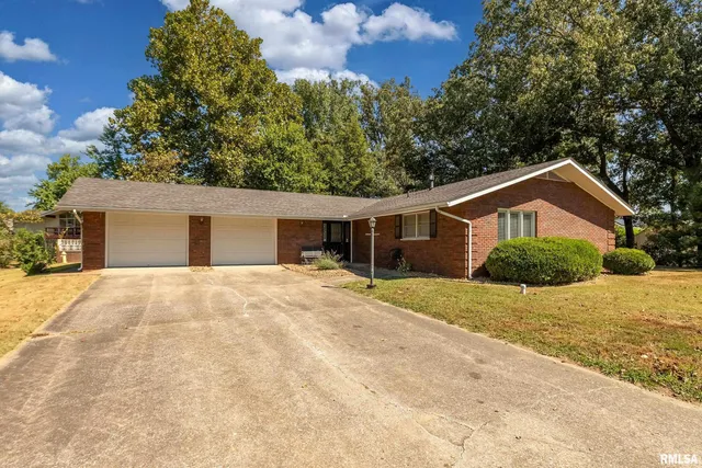 $207,000 | 30 Red Bud Road, Harrisburg, IL 62946