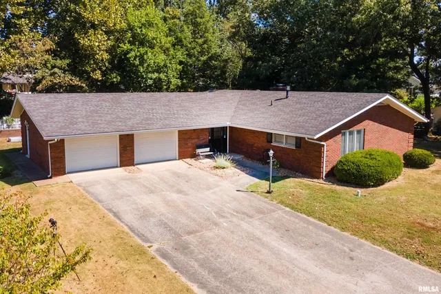 $207,000 | 30 Red Bud Road, Harrisburg, IL 62946