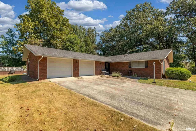 $207,000 | 30 Red Bud Road, Harrisburg, IL 62946