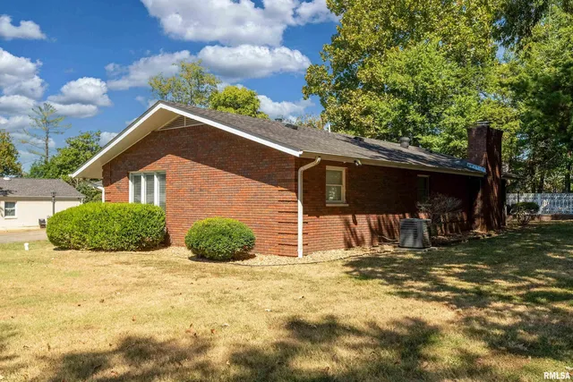 $207,000 | 30 Red Bud Road, Harrisburg, IL 62946