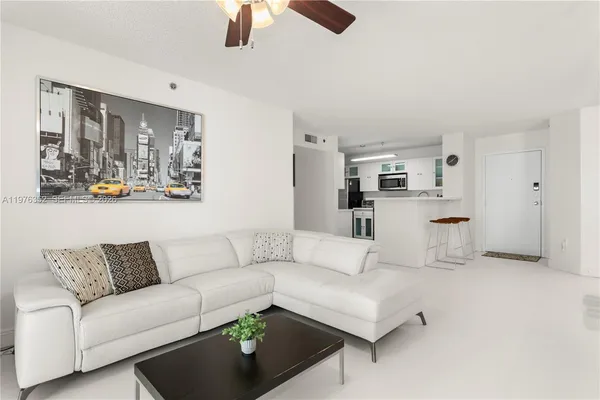 $3,300 | 19555 East Country Club Drive, Unit 8208, Aventura, FL 33180