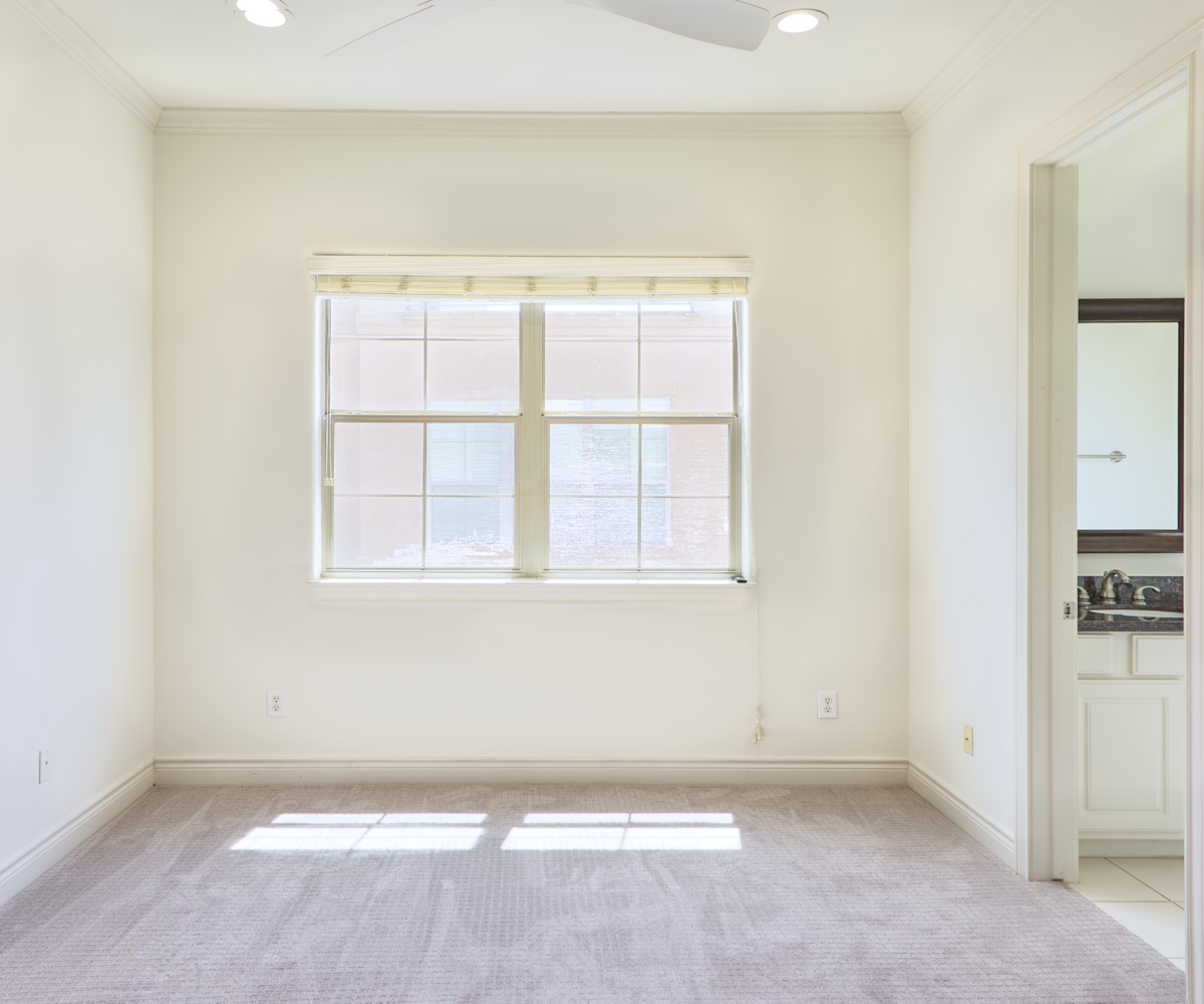 1026 Wagner Street Houston, TX 77007 - Photo 16 of 33 an empty room with windows