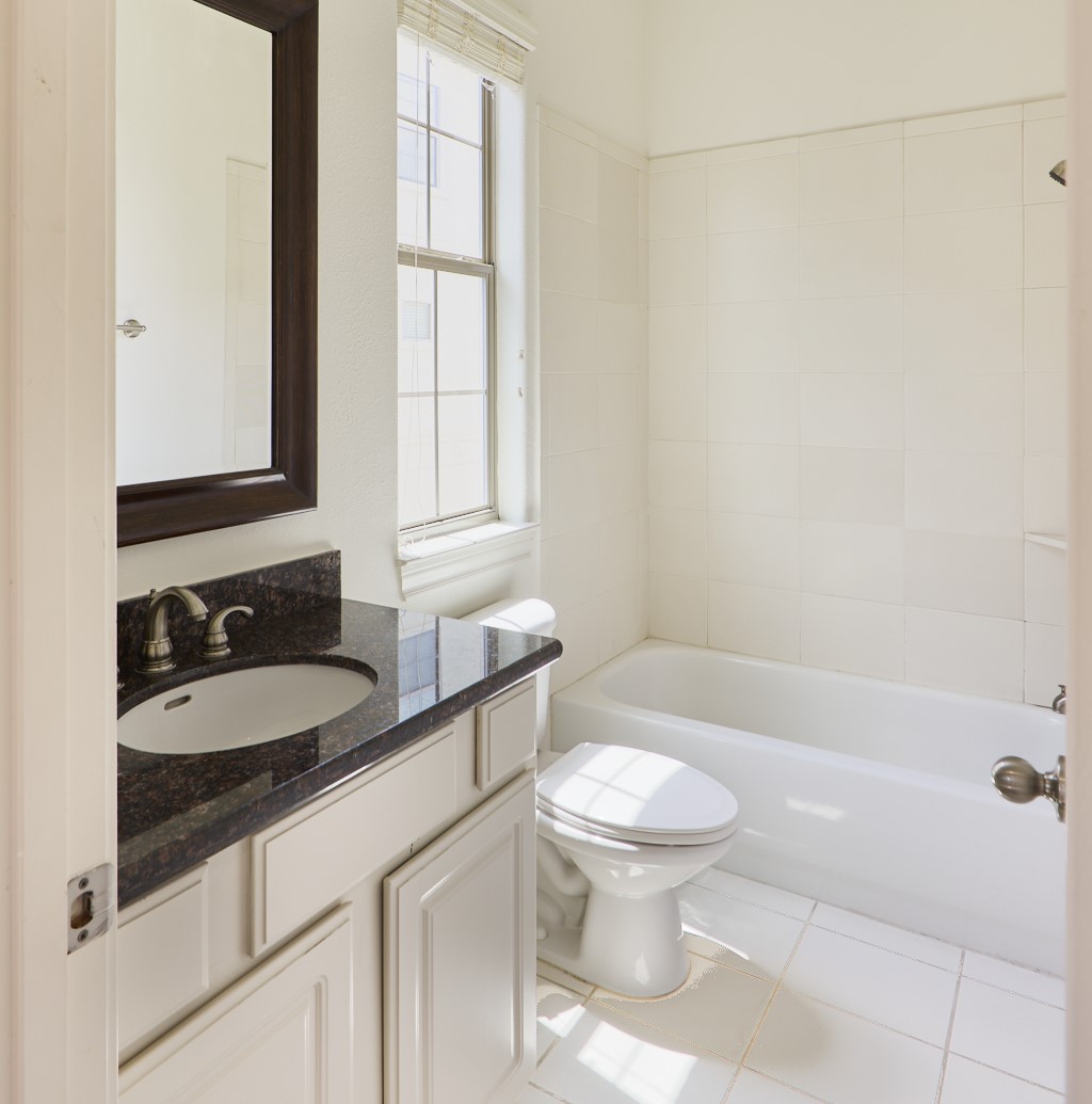 1026 Wagner Street Houston, TX 77007 - Photo 17 of 33 Secondary Bath