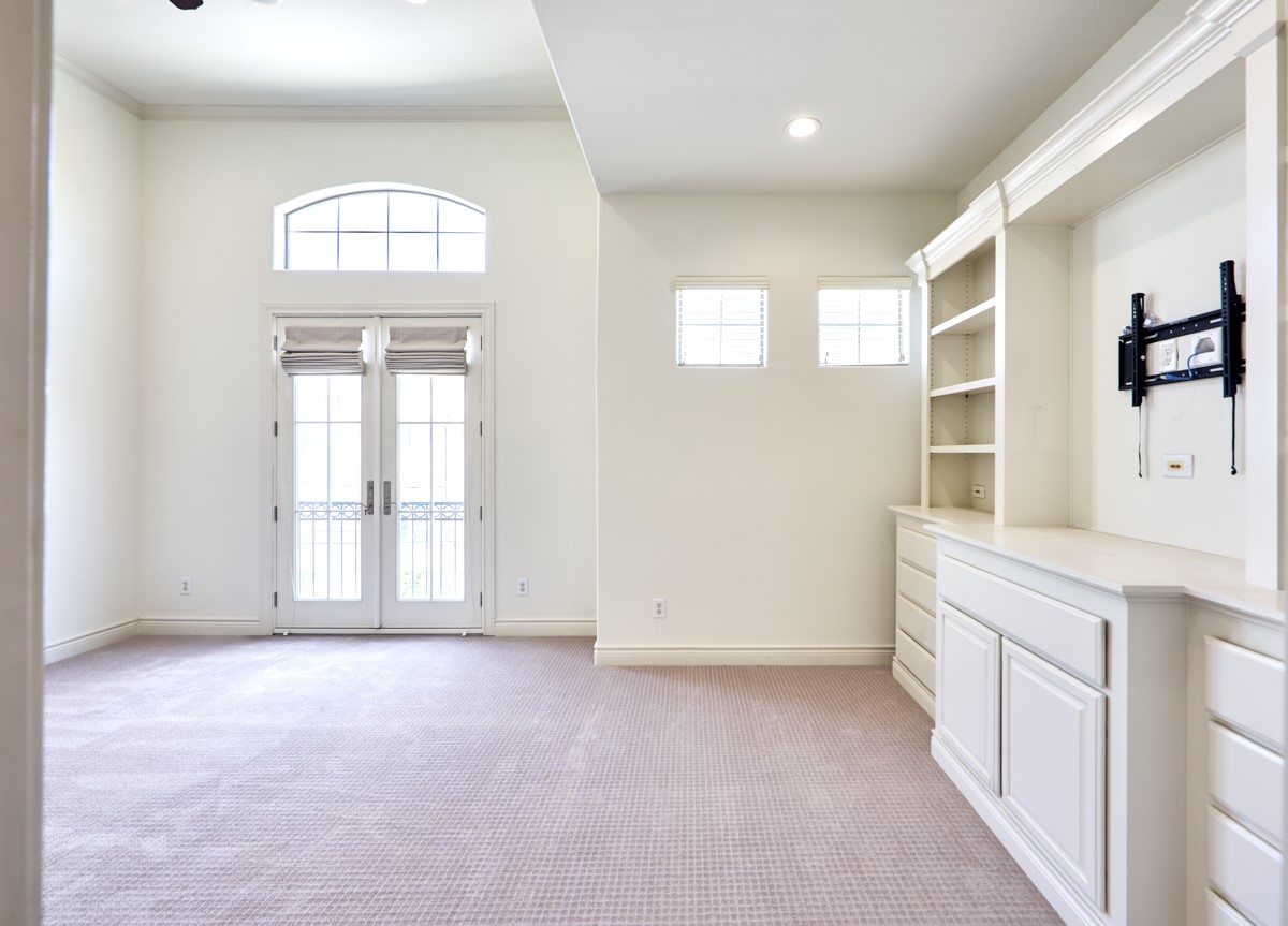 1026 Wagner Street Houston, TX 77007 - Photo 19 of 33 an empty room with windows and cabinet