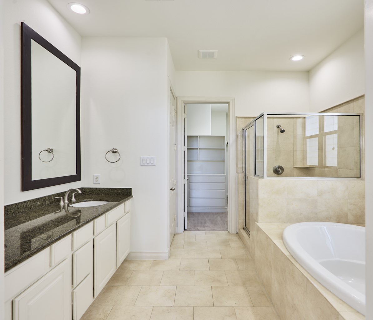 1026 Wagner Street Houston, TX 77007 - Photo 21 of 33 a spacious bathroom with a bathtub sink and mirror