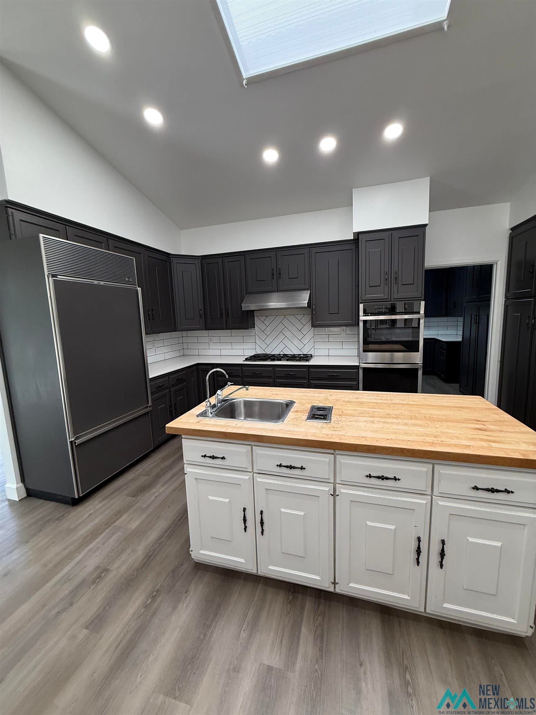 1111 West Country Road Roswell, NM 88201 - Photo 14 of 41 Kitchen featuring a skylight, vaulted ceiling, and recessed lighting