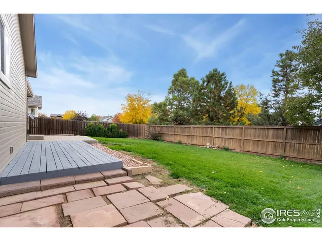 a view of a backyard with wooden floor
